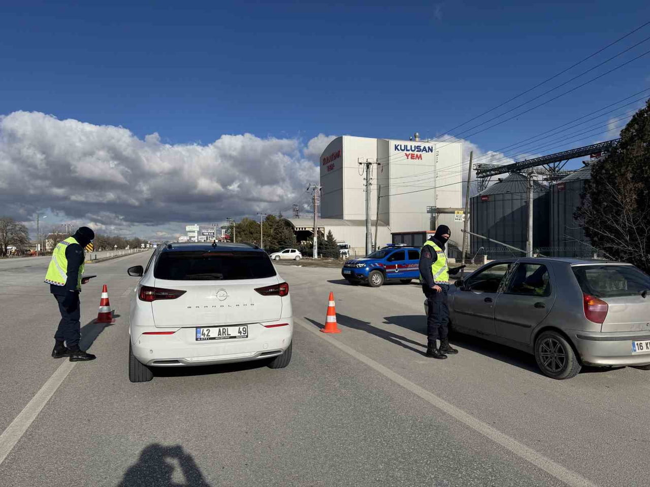 KULU İLÇESİNDE YILBAŞI ÖNCESİ TRAFİK TEDBİRLERİ KAPSAMINDA JANDARMA EKİPLERİ YOL GÜVENLİĞİ VE...