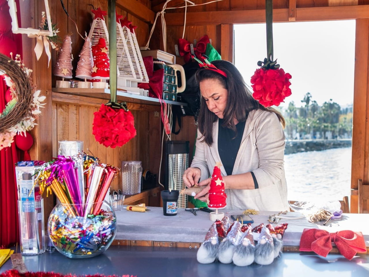 KUŞADASI'NDA KURULAN YILBAŞI PAZARI RENGARENK GÖRÜNÜMÜYLE İLGİ ODAĞI OLDU