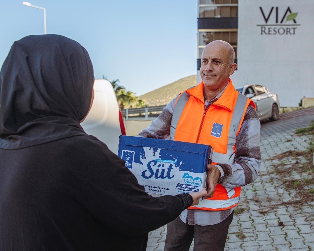 KUŞADASI BELEDİYESİ SÜT DAĞITIYOR, MİNİKLER SAĞLIKLA BÜYÜYOR