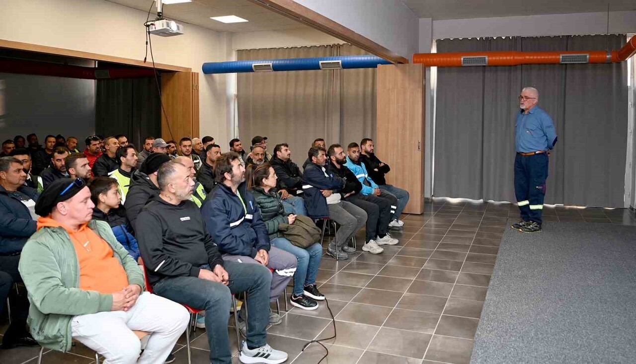 KUŞADASI BELEDİYESİ TEMİZLİK İŞLERİ MÜDÜRLÜĞÜ PERSONELİNE 'GÜVENLİ SÜRÜŞ' EĞİTİMİ...