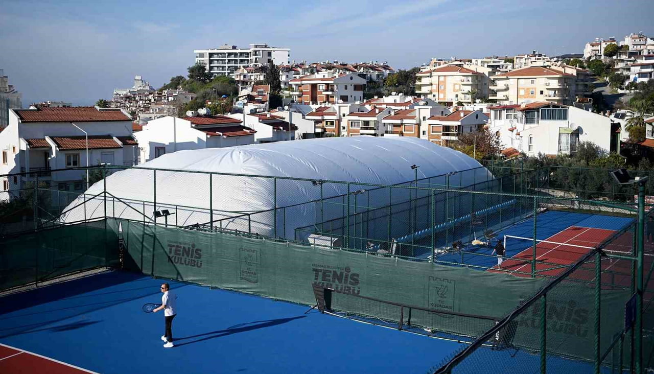 KUŞADASI’NDA SPORSEVERLERDEN BALON KORTA YOĞUN İLGİ
