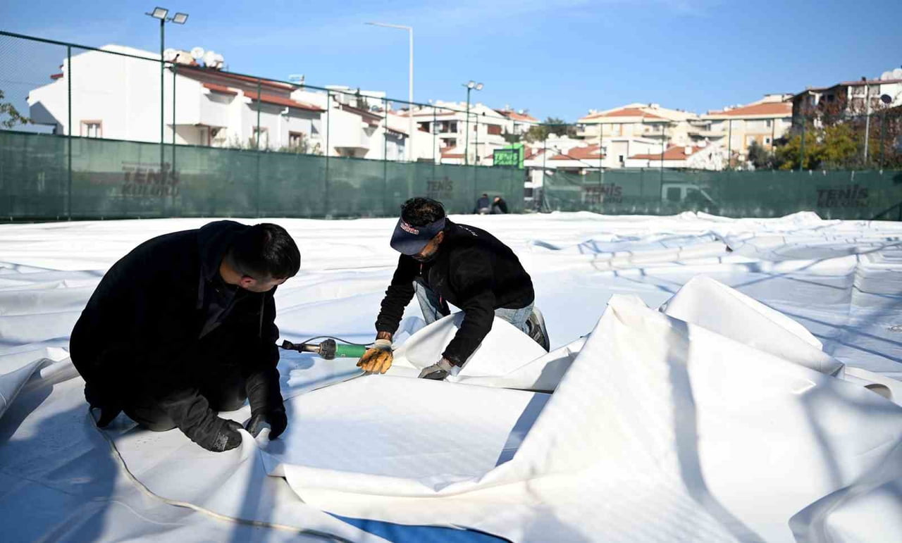 KUŞADASI TENİS KULÜBÜ'NDE 'BALON KORT' YAPIMI TAMAMLANDI