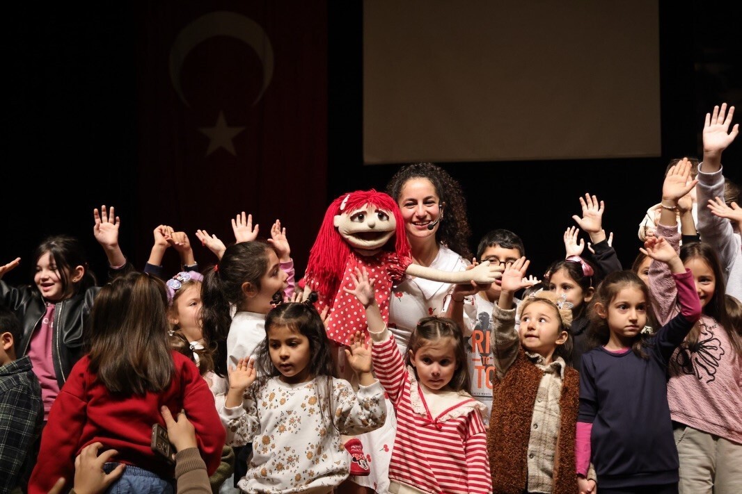 KÜTAHYA'DA 'ECEM İLE ÇİLEK VANTROLOG GÖSTERİSİ'NE ÇOCUKLARDAN İLGİ