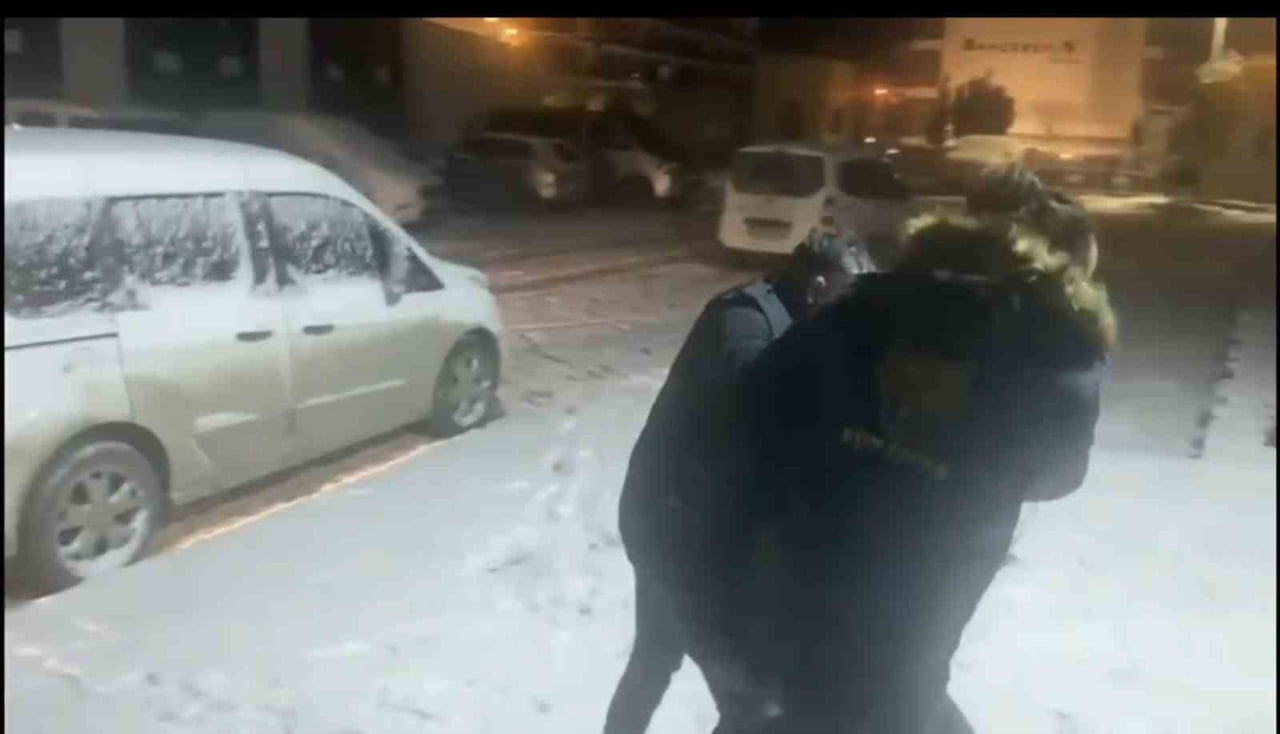 KÜTAHYA'DA 30 YIL HAPİS CEZASI İLE ARANAN CEZAEVİ FİRARİSİ YAKALANDI