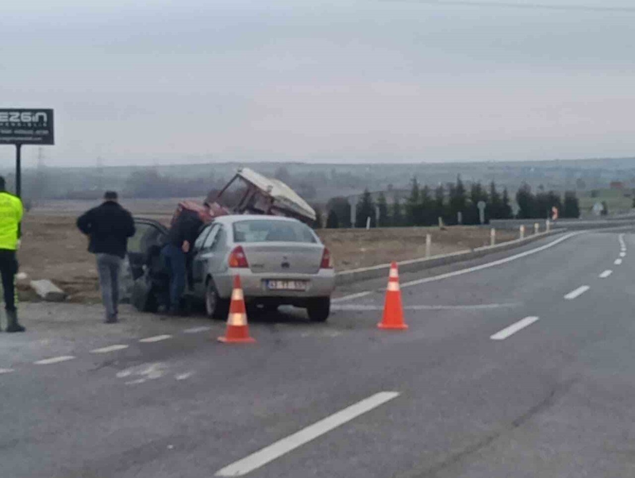 KÜTAHYA'DA OTOMOBİL İLE TRAKTÖR ÇARPIŞTI: 2 YARALI