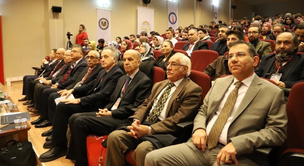 KÜTAHYA'DA "14. YÜZYIL ANADOLUSU'NDA BEYLER, ÇELEBÎLER VE AHÎLER" SEMPOZYUMU