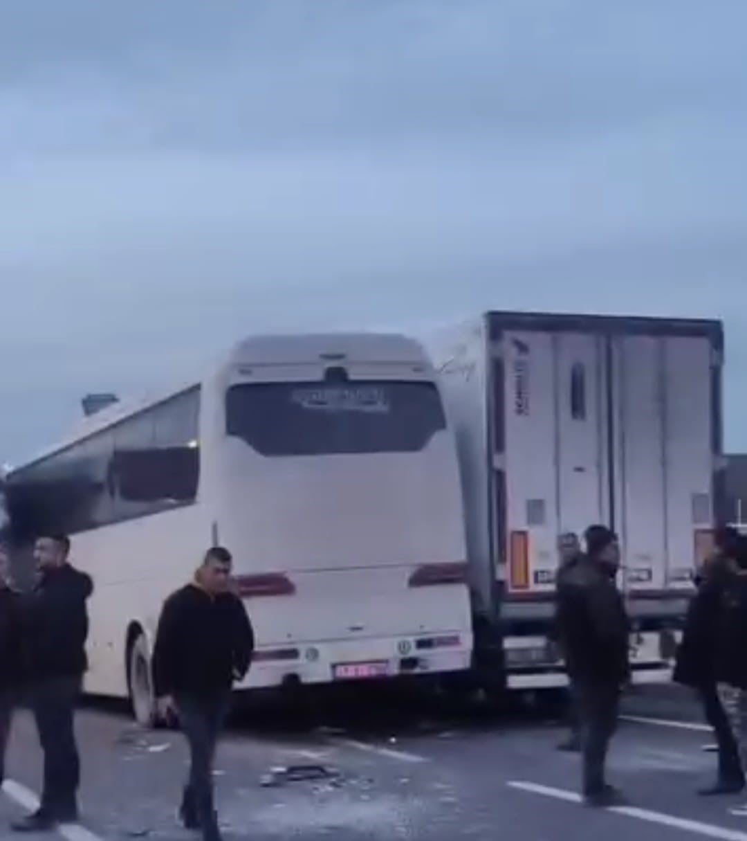 KÜTAHYA'DA ZİNCİRLEME TRAFİK KAZASI: 3 YARALI