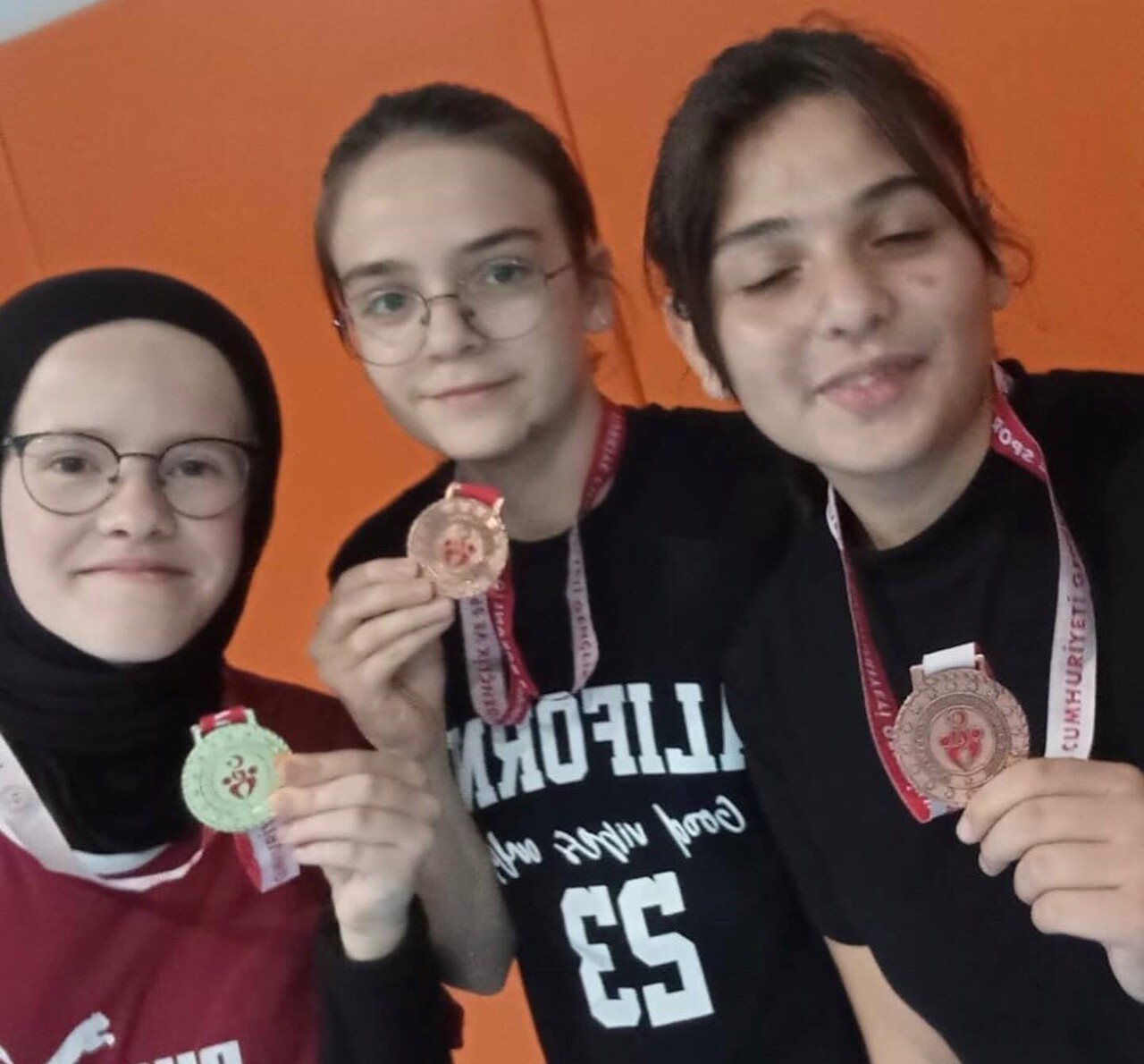 KÜTAHYA AKŞEMSETTİN KIZ ANADOLU İMAM HATİP LİSESİ’NİN MASA TENİSİ BAŞARISI