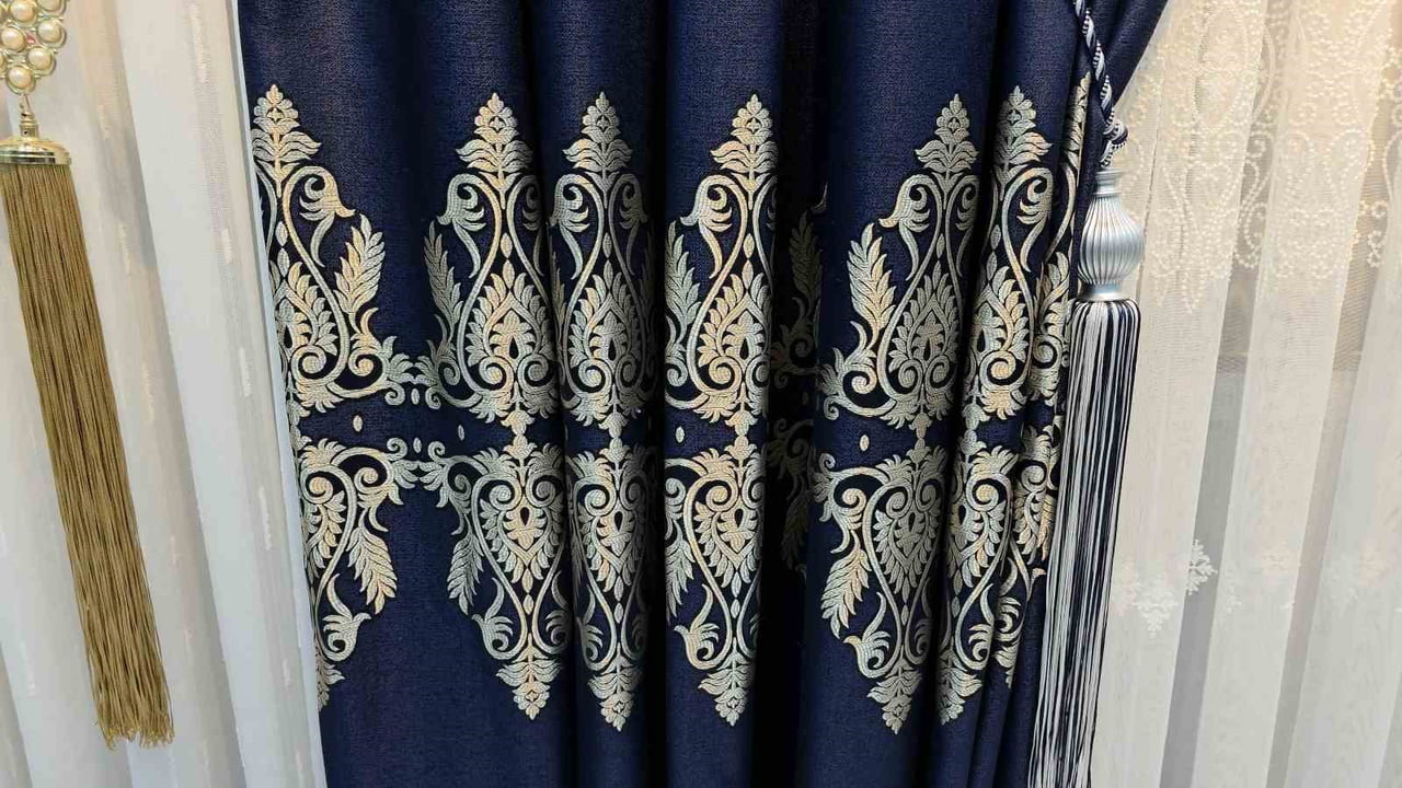 KÜTAHYA’DA OSMANLI MOTİFLİ PERDELER ÜRETEN ZAHİDE KABAR, EL EMEĞİYLE HAZIRLADIĞI ÜRÜNLERİN...