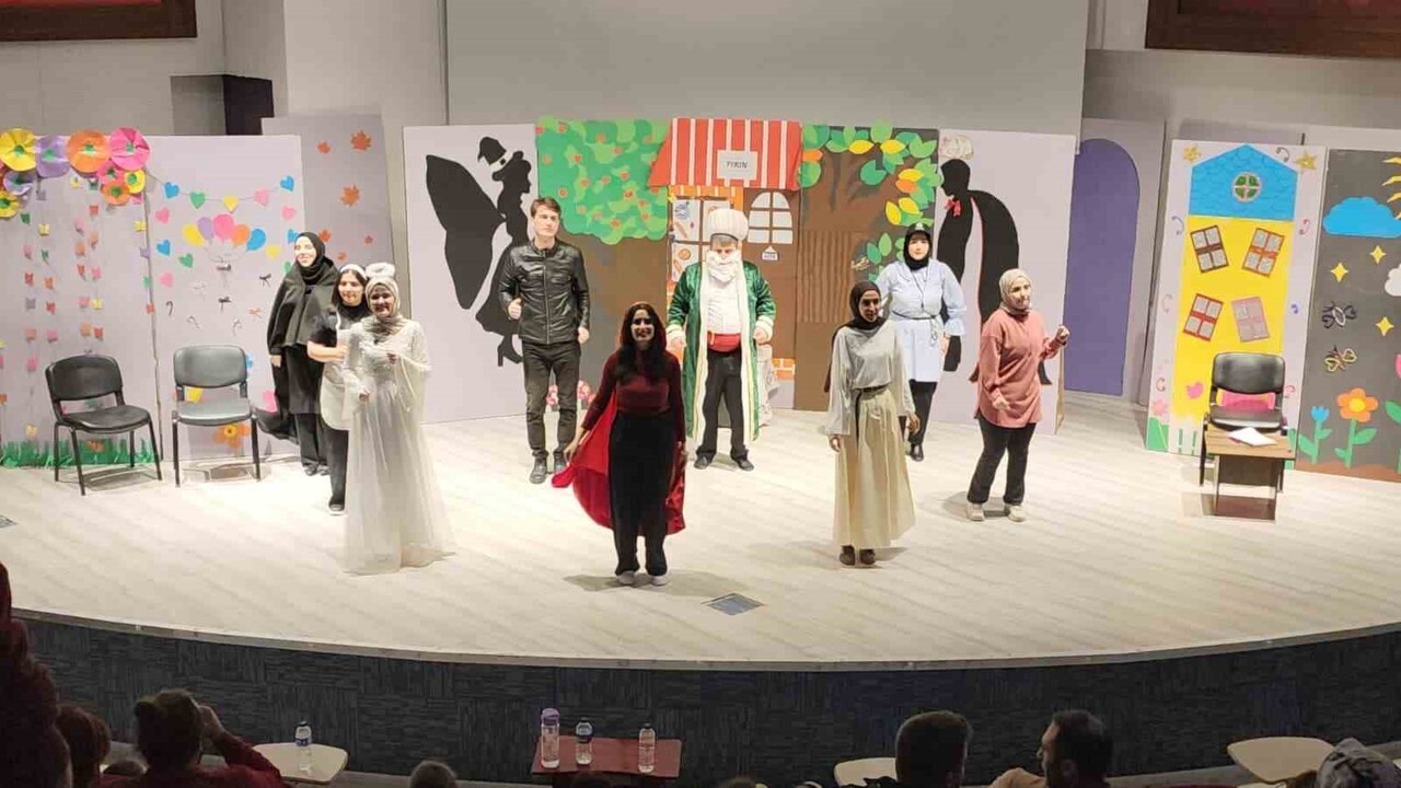 KÜTAHYA’DA "BİR DÜRÜSTLÜK HİKÂYESİ" ADLI ÇOCUK TİYATROSU ÖĞRENCİLERLE BULUŞTU
