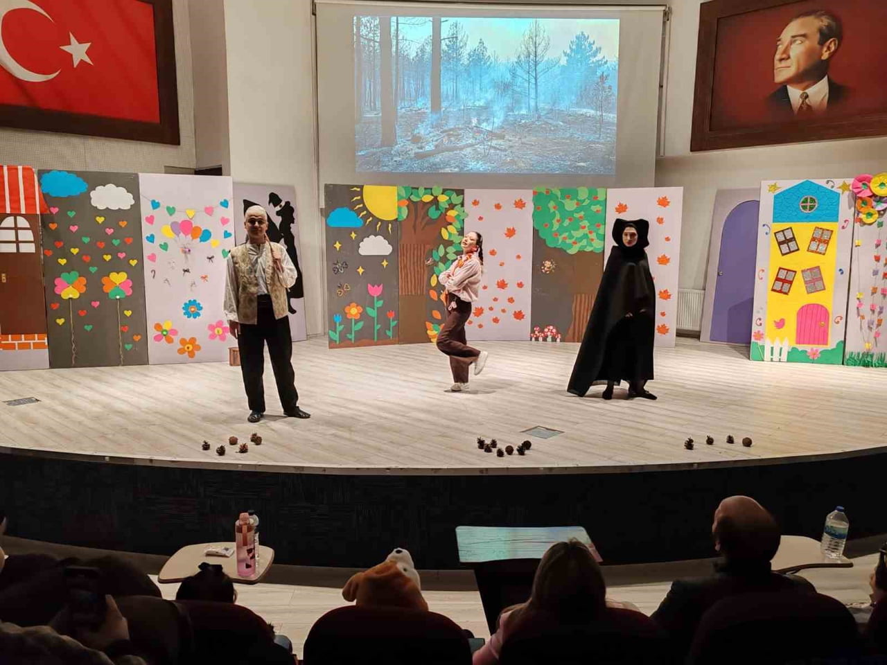 KÜTAHYA’DA "ORMANIN ŞİFRESİ" ADLI ÇOCUK TİYATROSU ÖĞRENCİLERLE BULUŞTU