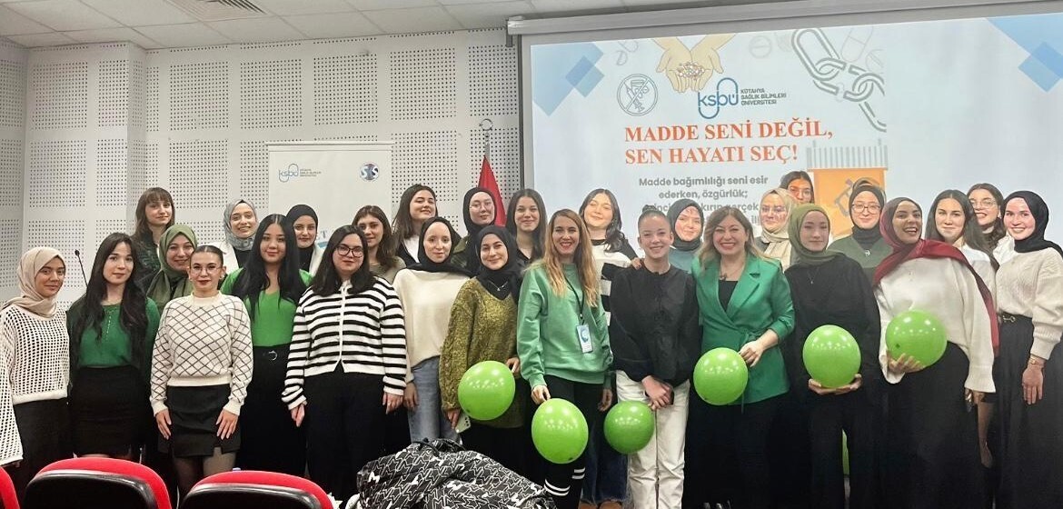 KÜTAHYA’DA SOSYAL HİZMET TOPLULUĞU'NDAN "BAĞIMLILIK TÜRLERİ VE SOSYAL HİZMET MÜDAHALELERİ"...