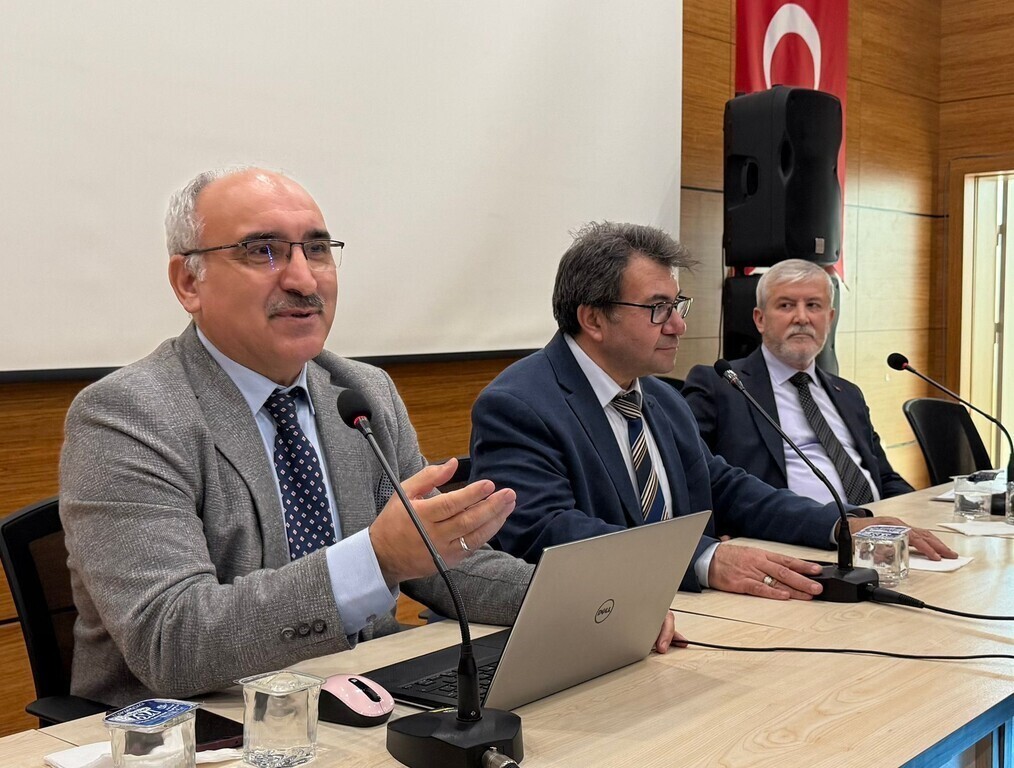 KÜTAHYA DUMLUPINAR ÜNİVERSİTESİ'NDE, MARMARA ÜNİVERSİTESİ ÖĞRETİM ÜYESİ PROF. DR. İSMAİL TAŞPINAR...