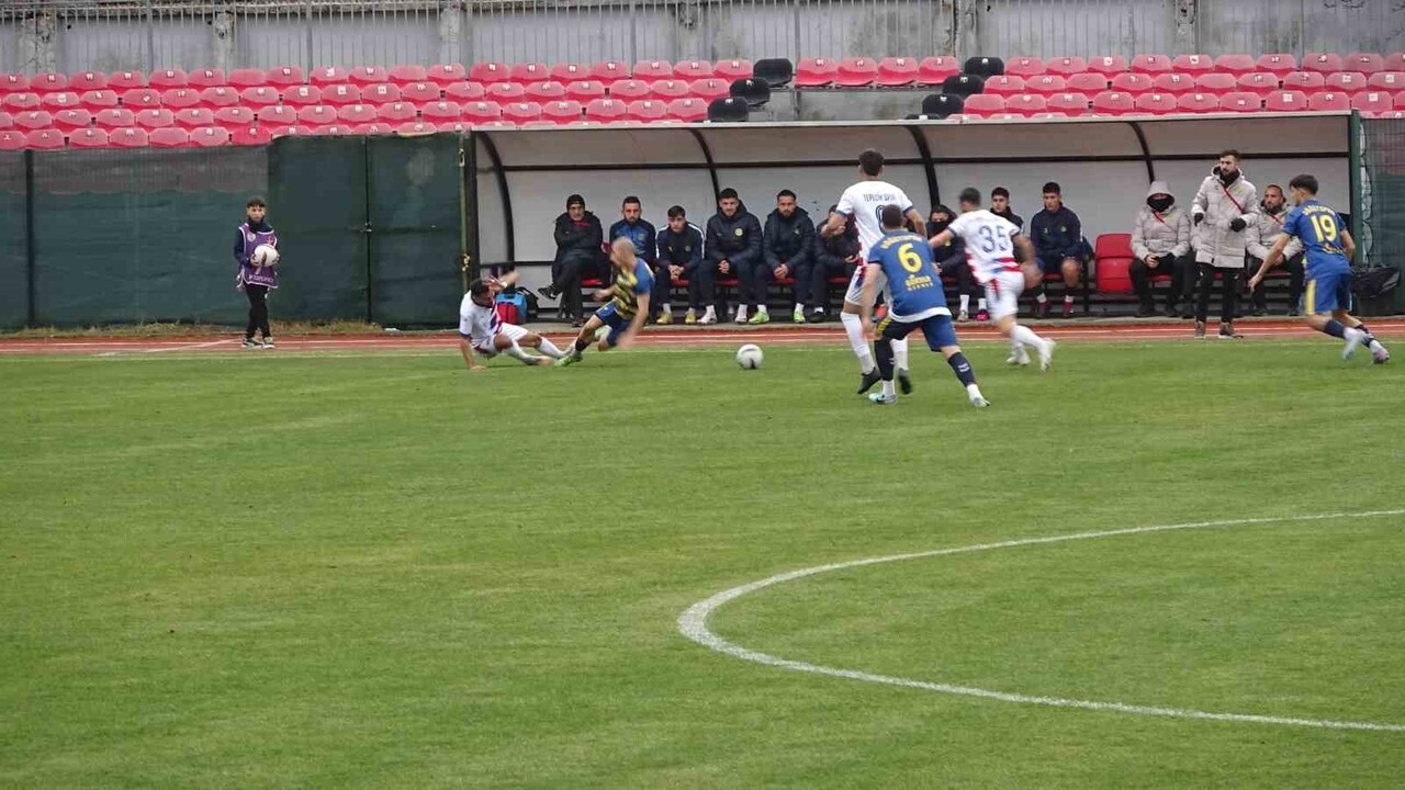 KÜTAHYA’NIN TAVŞANLI İLÇESİNDE, ADA STADYUMU'NDA OYNANAN MÜCADELEDE TEPECİKSPOR, KONUK ETTİĞİ...