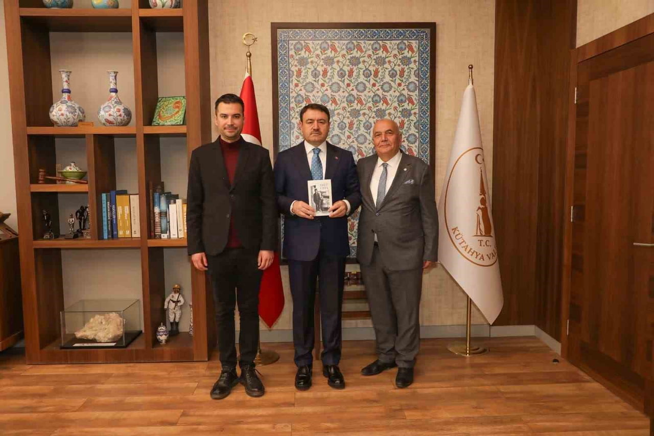 KÜTAHYALI "ŞEREF USTA" KİTABININ GELİRİ ÇIRAKLARA BAĞIŞLANACAK  ŞEREF USTA (SAĞDA)