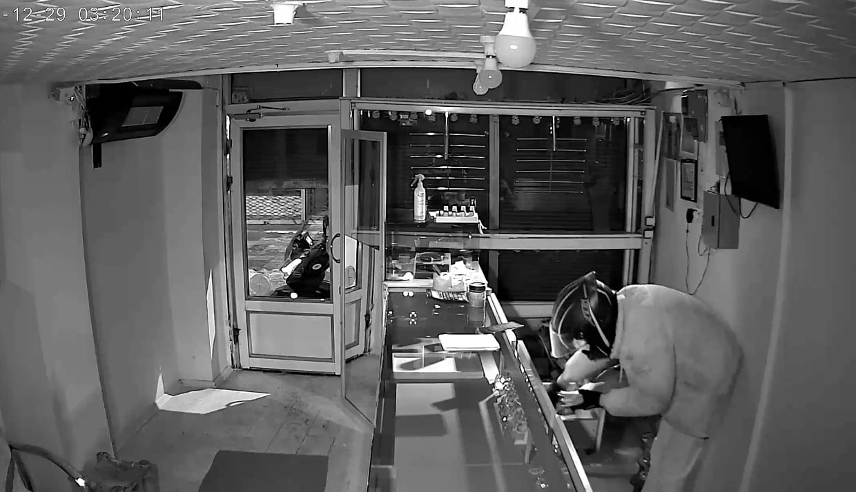 KUYUMCUDAN 5-6 KİLO ALTIN ÇALDILAR, PARASIYLA BMW X5 SATIN ALDILAR