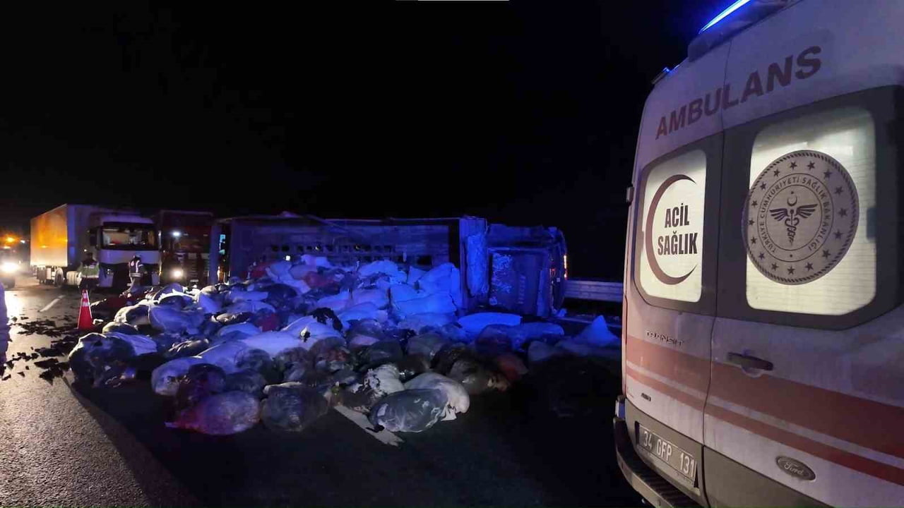 KUZEY MARMARA OTOYOLU’NUN ÇEKMEKÖY MEVKİİ ANKARA İSTİKAMETİNDE MEYDANA GELEN TRAFİK KAZASINDA...