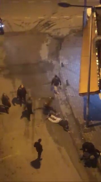 LAF ATTIĞI KİŞİLER TARAFINDAN BÖYLE DARP EDİLDİ… DÖVMEKLE YETİNMEDİLER, YERDE...