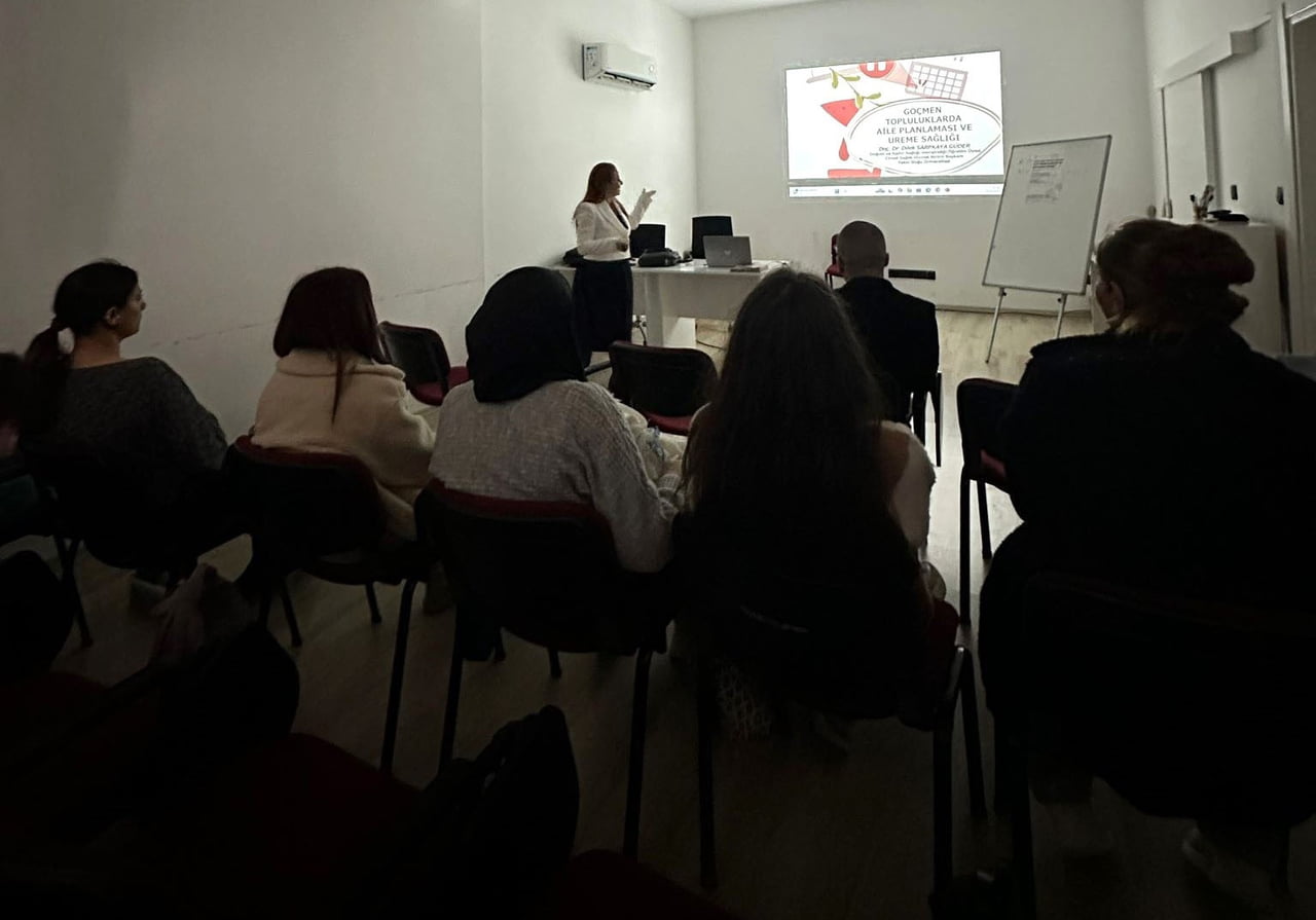 LEFKOŞA TÜRK BELEDİYESİ DAYANIŞMA VE EĞİTİM MERKEZİ'NDE CİNSEL SAĞLIK VE BESLENME BAŞLIKLARINDA...