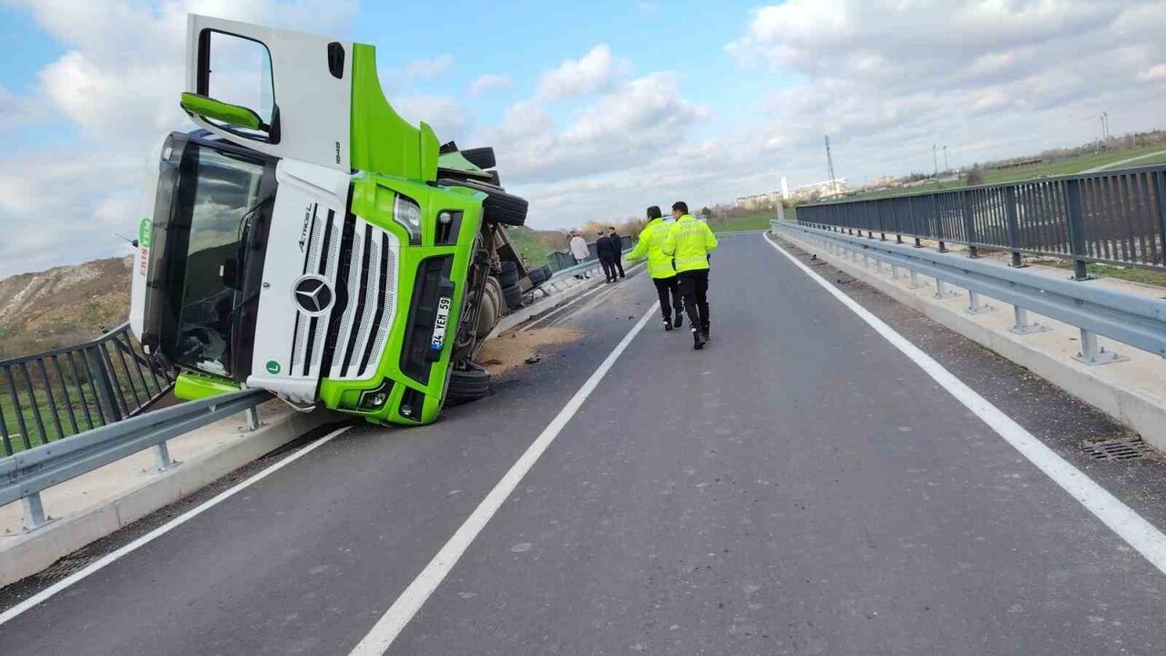 LÜLEBURGAZ İLÇESİNE BAĞLI ALACAOĞLU KÖYÜ YOLUNDA SAAT 19.00 SIRALARINDA ÇİFTLİĞE YEM TAŞIYAN TIRIN...