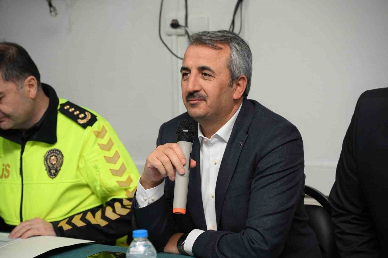 MAHALLEDE YAŞAYAN VATANDAŞLARIN PROBLEMLERİNİ VE TALEPLERİNİ DİNLEYEN VALİ SEZER, EĞİTİMDEN...