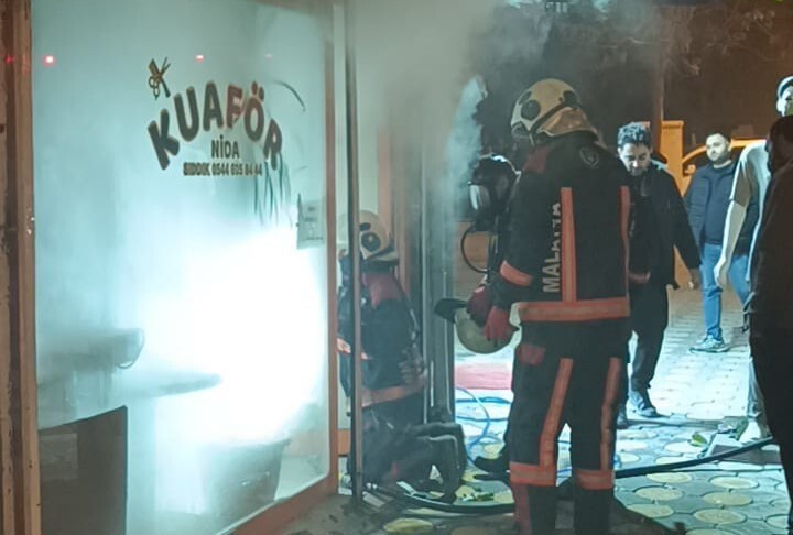 MALATYA'DA BİR İŞ YERİNDE ÇIKAN YANGIN, İTFAİYE EKİPLERİ TARAFINDAN SÖNDÜRÜLDÜ.