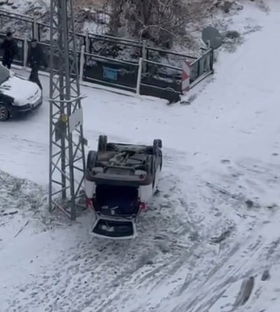 MALATYA'DA KAR YAĞIŞI VE BUZLANMA NEDENİYLE KAYAN ARACIN PARK HALİNDEKİ ARACI DEVİRDİĞİ KAZA CEP...