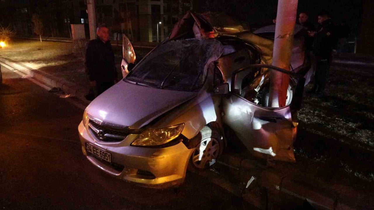 MALATYA'DA KONTROLDEN ÇIKAN ARAÇ TRAMBÜS DİREĞİNE ÇARPTI: 1 ÖLÜ 1 AĞIR YARALI