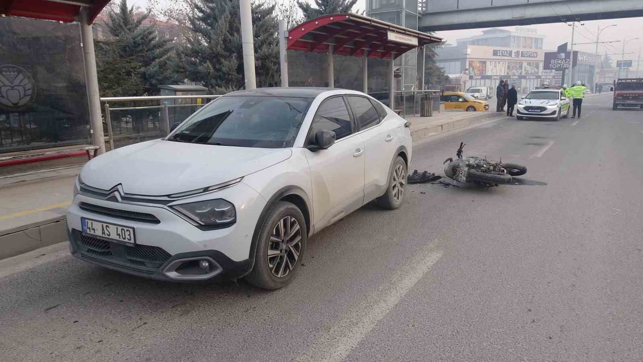 MALATYA'DA OTOMOBİLLE ÇARPIŞAN MOTOSİKLETİN SÜRÜCÜSÜ YARALANDI.