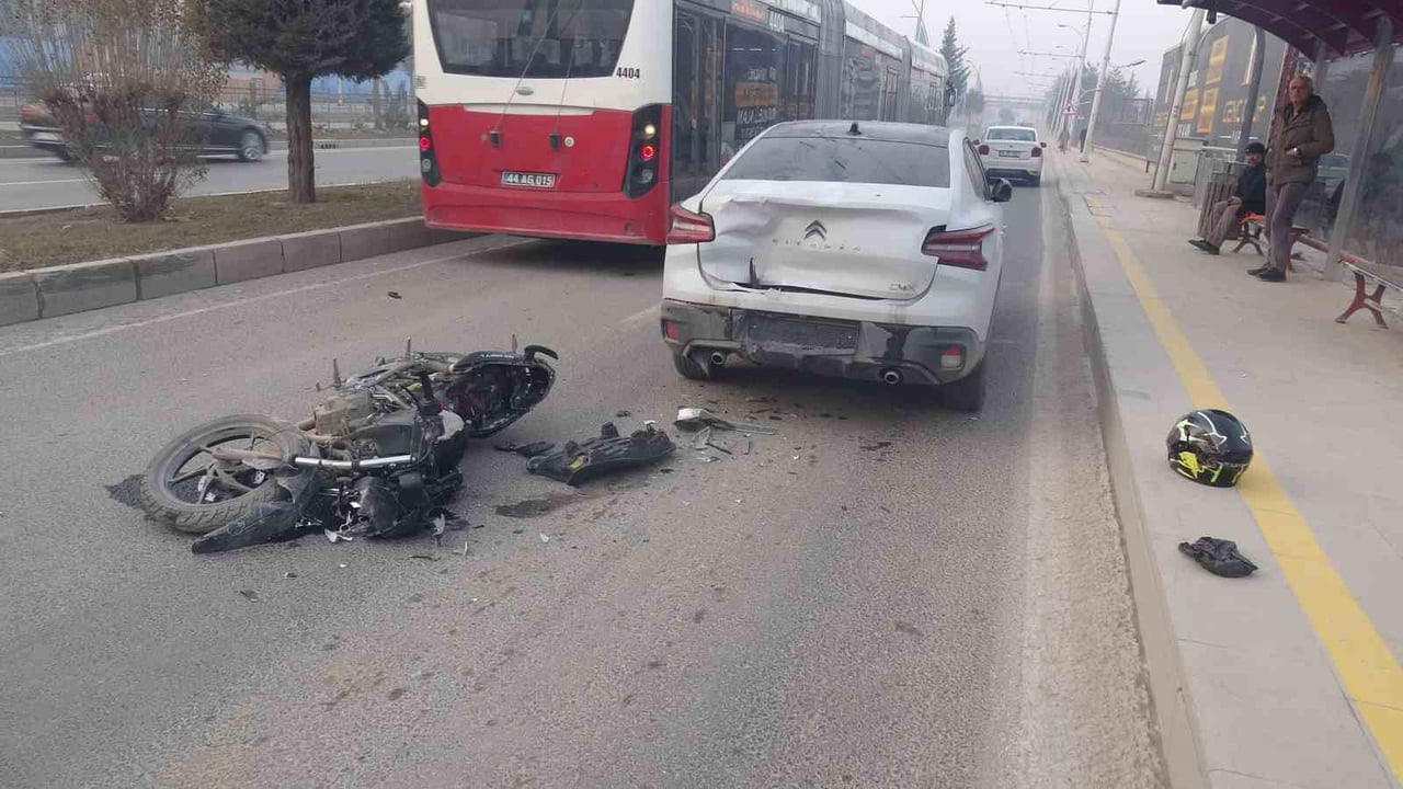 MALATYA'DA OTOMOBİLLE ÇARPIŞAN MOTOSİKLETİN SÜRÜCÜSÜ YARALANDI.
