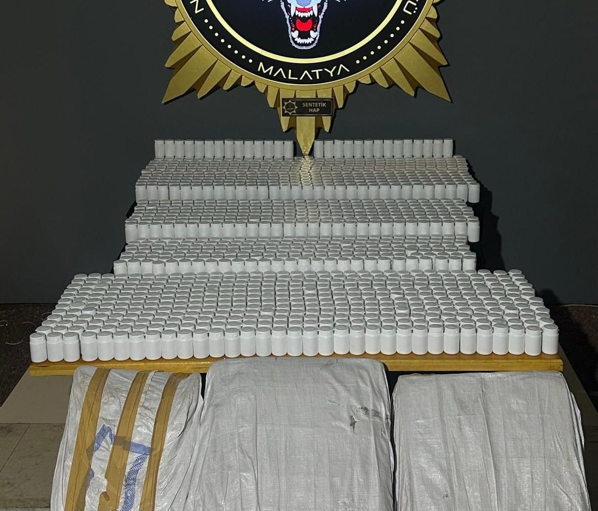 MALATYA'DA, "TORBACI" OLARAK TABİR EDİLEN SOKAK SATICILARINA YÖNELİK DÜZENLENEN OPERASYONDA 75 BİN...