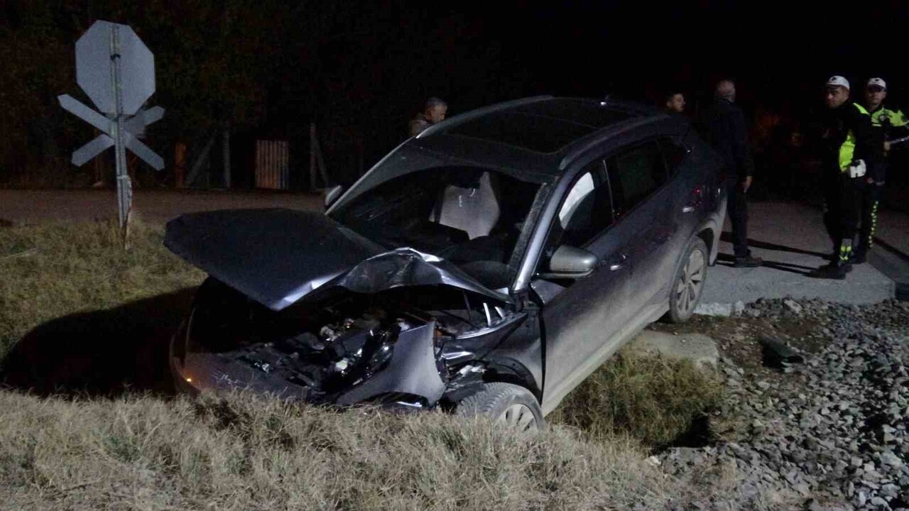 MALATYA'NIN BATTALGAZİ İLÇESİNDE YÜK TRENİNİN HEMZEMİN GEÇİTTE OTOMOBİLE ÇARPTIĞI KAZADA 5 KİŞİ...