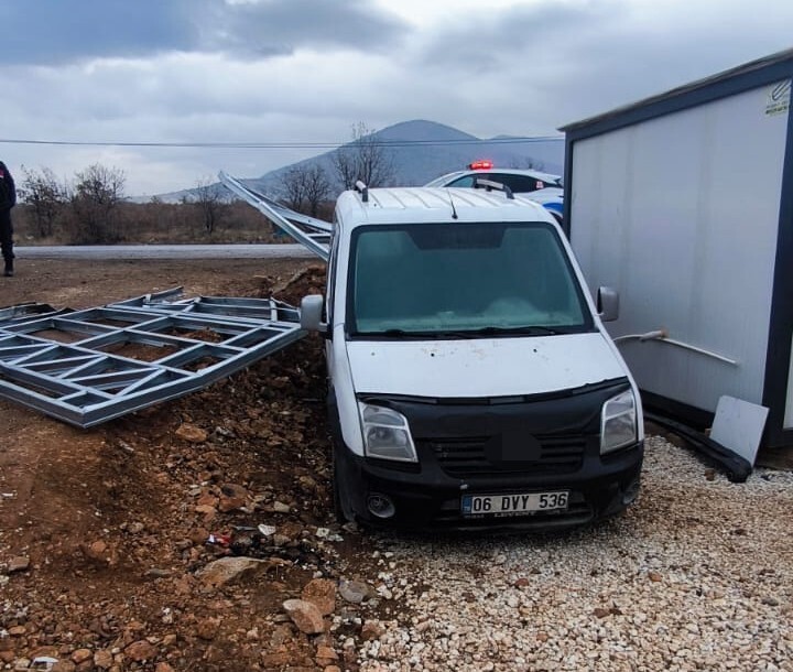 MALATYA’DA KAMYON DEVRİLDİ: 1 YARALI