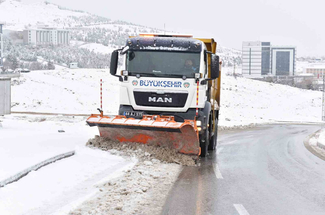 MALATYA’DA KARLA MÜCADELE ÇALIŞMALARI SÜRÜYOR