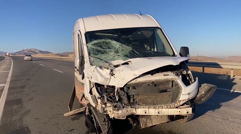 MALATYA’DA, MİNİBÜS İLE OTOMOBİLİN KARIŞTIĞI TRAFİK KAZASINDA 1’İ AĞIR 3 KİŞİ...