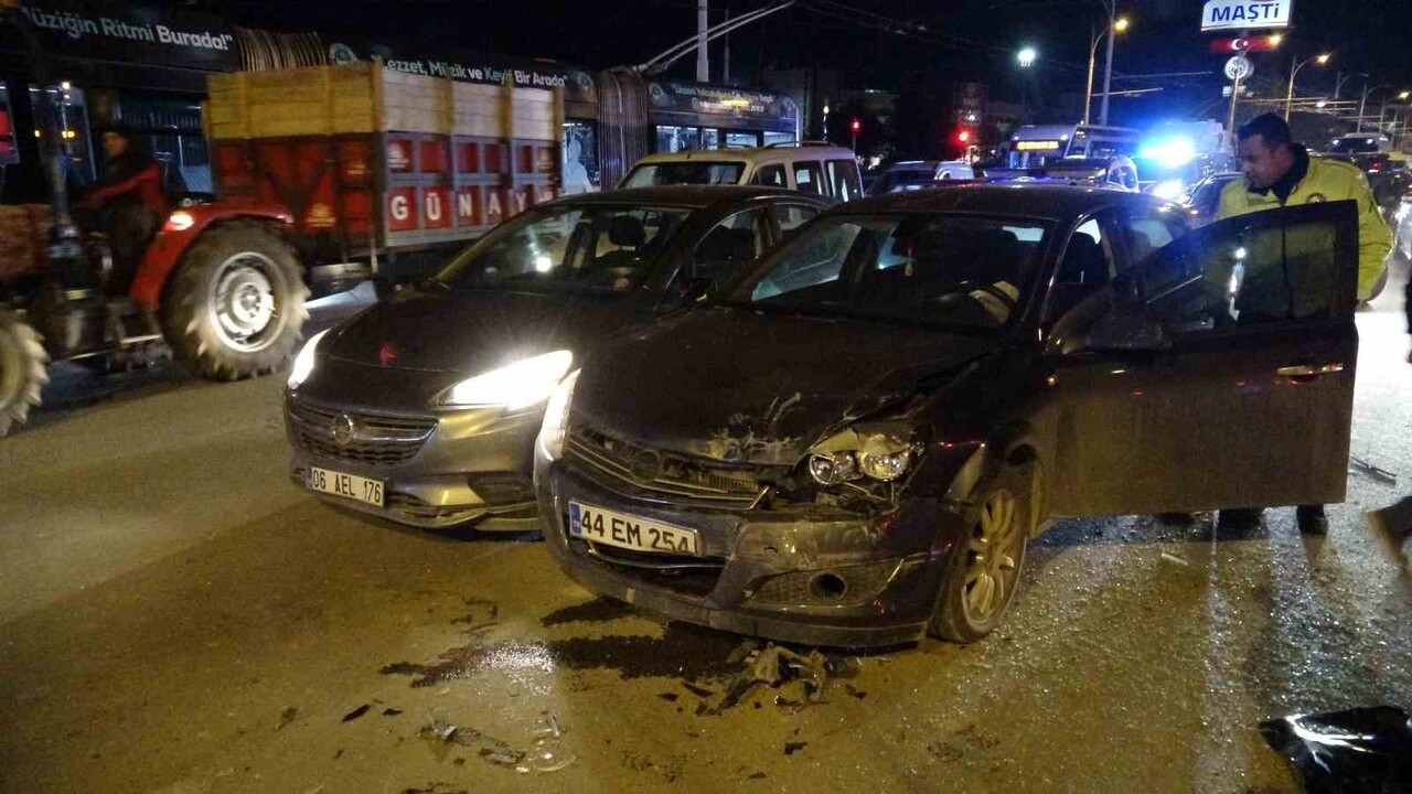 MALATYA’DA ÜÇ ARACIN KARIŞTIĞI KAZADA: 2 YARALI