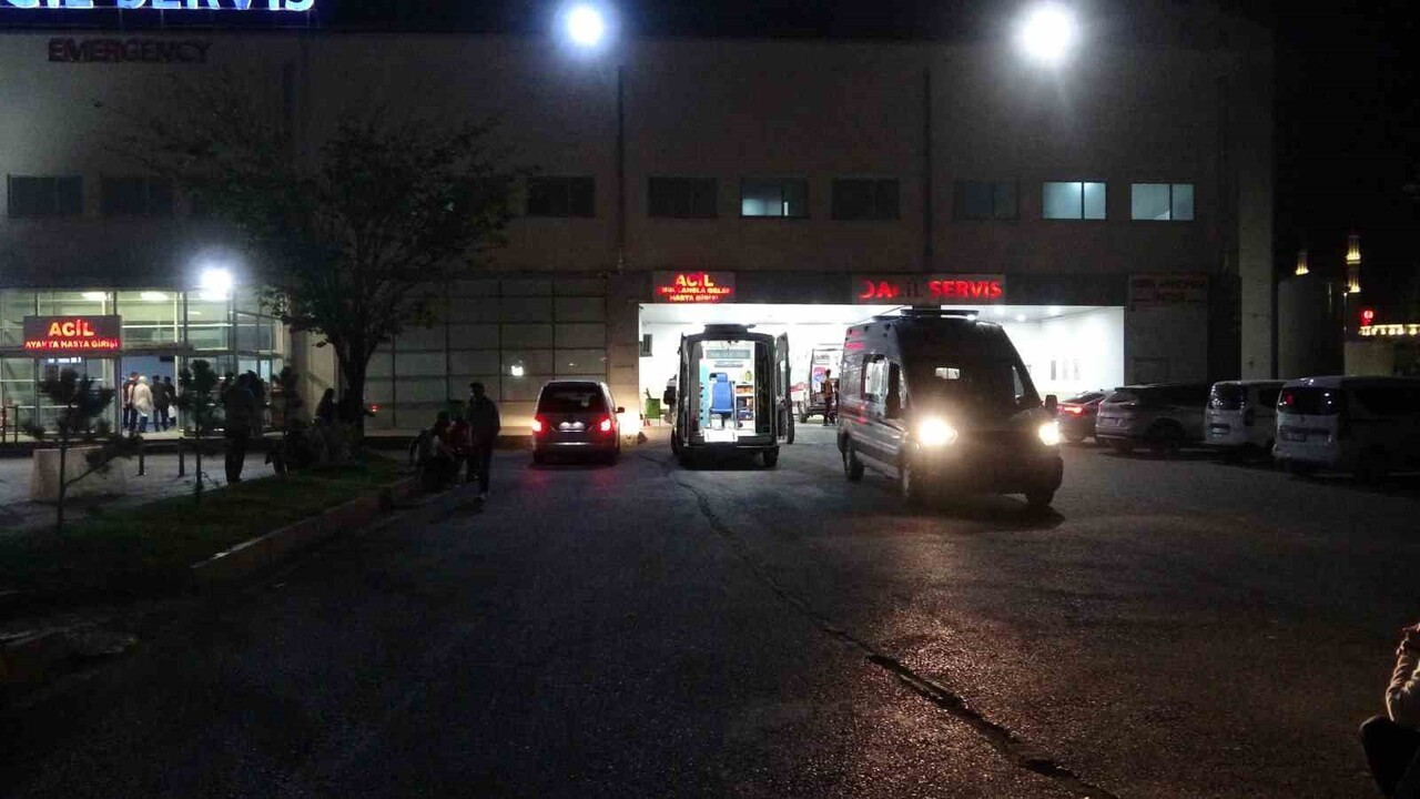 MALATYA’DA ÜÇ ARACIN KARIŞTIĞI TRAFİK KAZASINDA 6 KİŞİ YARALANDI.