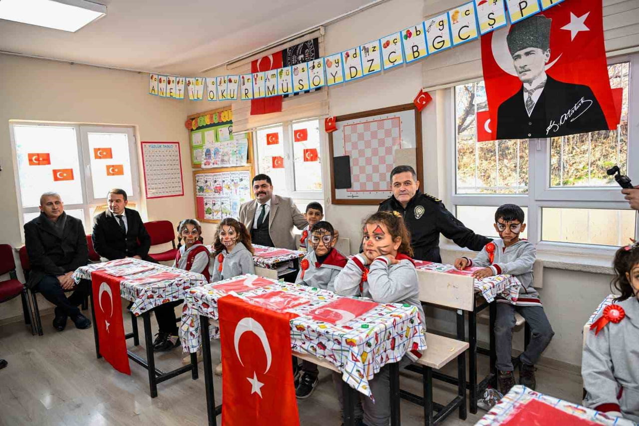 MALATYA İL EMNİYET MÜDÜRÜ KAYHAN AY, DHMİ MALATYA HAVALİMANI MÜDÜRÜ SERDAR AKYÜZ, İL EMNİYET MÜDÜR...