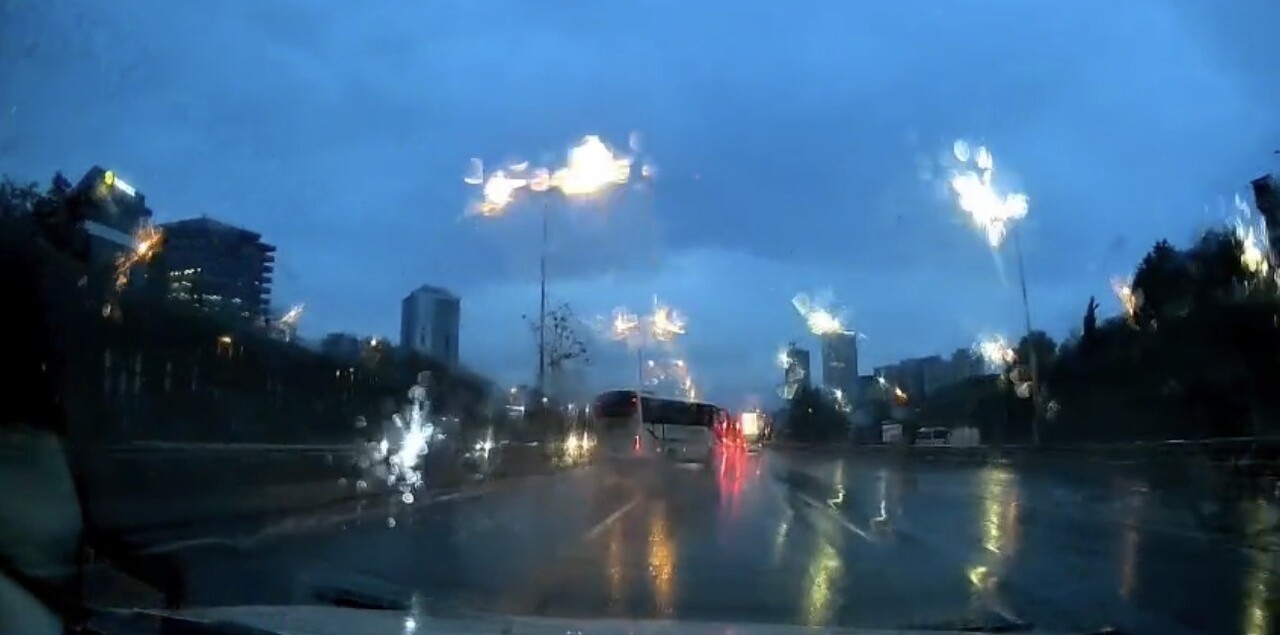 MALTEPE’DE HAVALİMANI ÇALIŞANLARINI TAŞIYAN SERVİS MİNİBÜSÜ YAĞIŞ NEDENİYLE KAYGANLAŞAN YOLDA...