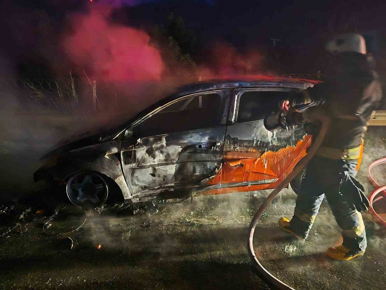 MANAVGAT’TA KARAYOLU ÜZERİNDE SEYİR HALİNDEYKEN YANMAYA BAŞLAYAN ARAÇ İTFAİYENİN MÜDAHALESİ...