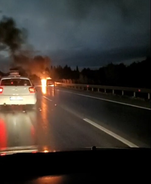 MANAVGAT’TA KARAYOLU ÜZERİNDE SEYİR HALİNDEYKEN YANMAYA BAŞLAYAN ARAÇ İTFAİYENİN MÜDAHALESİ...