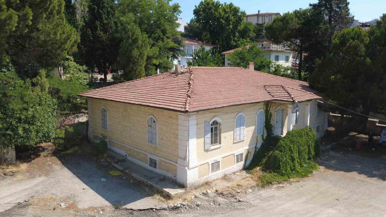 MANİSA'NIN DEMİRCİ İLÇESİNDE, 120 YILLIK TARİHİ OKUL BİNASI HALI MÜZESİ VE HALI DOKUMA DENEYİMLEME...