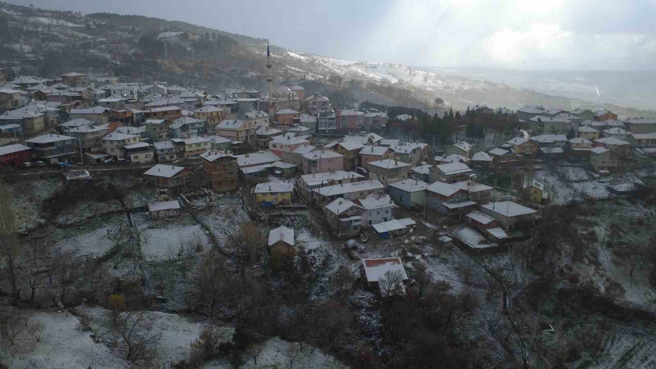 MANİSA'NIN DEMİRCİ İLÇESİNDE KAR YAĞIŞI ETKİLİ OLDU