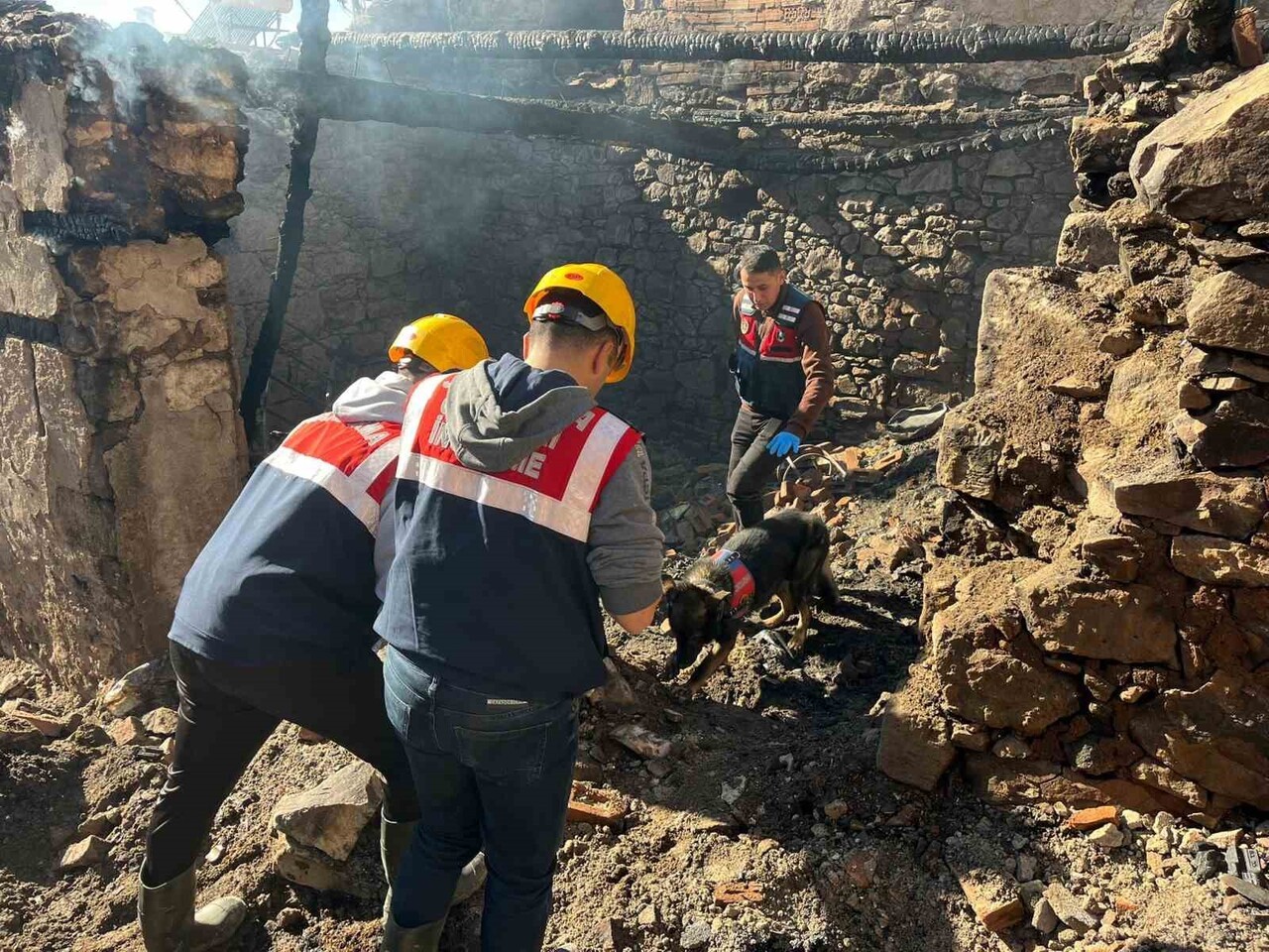 MANİSA'NIN GÖRDES İLÇESİNDE 5 EVİN KÜL OLDUĞU YANGIN NEDENİYLE HAYATINI KAYBEDEN KADININ CESEDİNE...