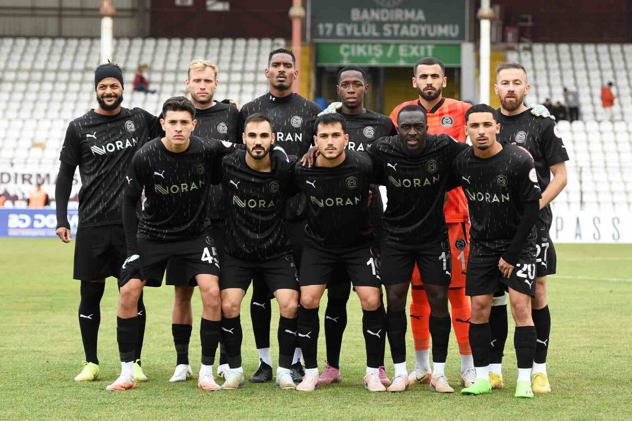 MANİSA'NIN PROFESYONEL LİGLERDEKİ İKİ TEMSİLCİ OLAN MANİSA FK (FOTOĞRAFTAKİ TAKIM) İLE SOMASPOR...