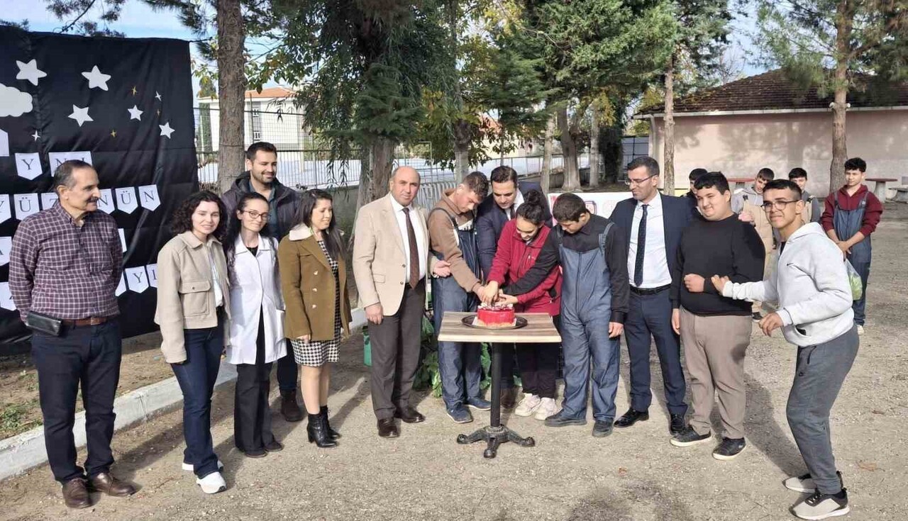 MANİSA'NIN SARIGÖL İLÇESİNDE ENGELLİLER GÜNÜ KAPSAMINDA DÜZENLENEN ETKİNLİKTE PROTOKOL ÜYELERİ...