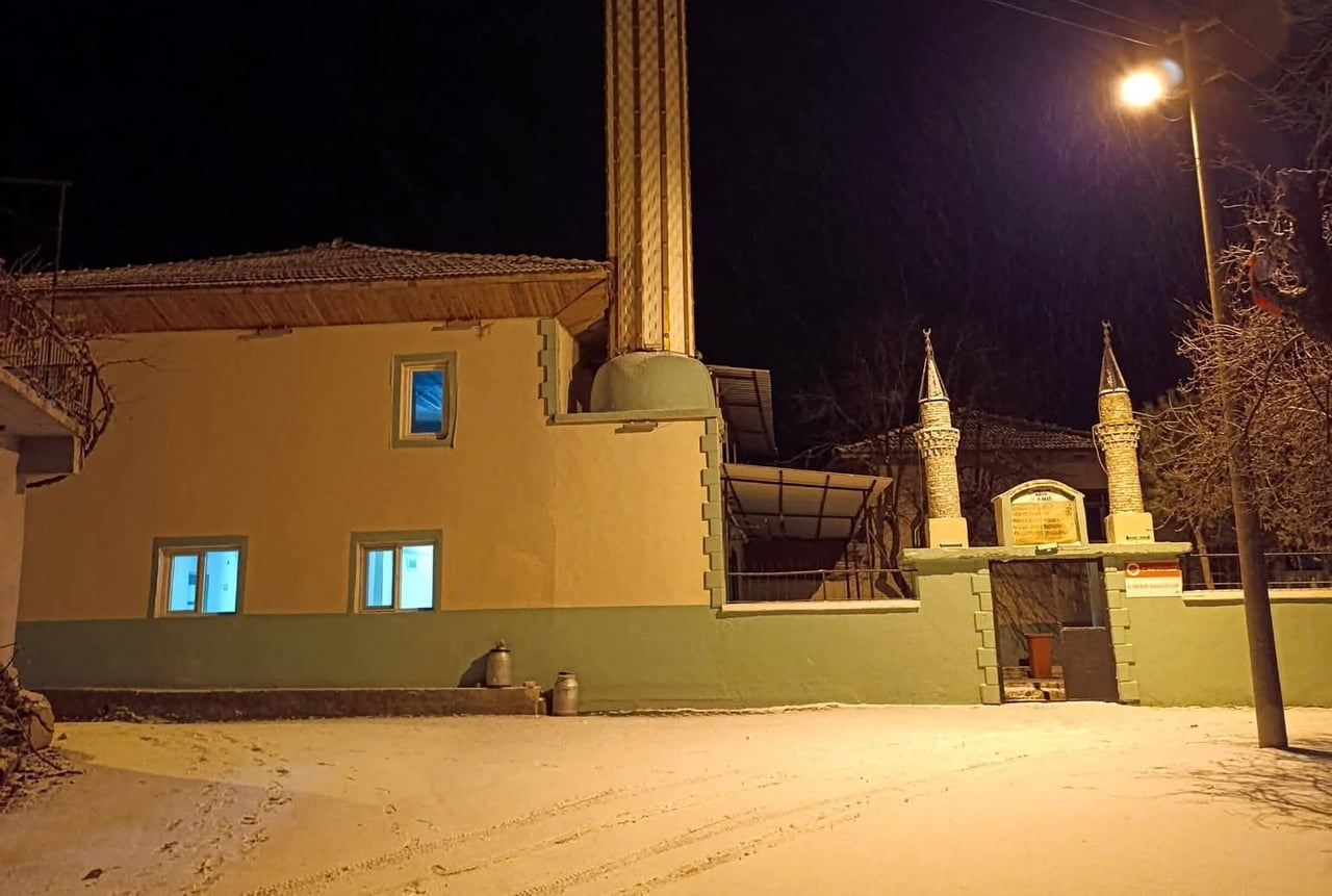 MANİSA'NIN SELENDİ İLÇESİNE BAĞLI YÜKSEK KESİMLERDE MEVSİMİN İLK YAR YAĞIŞI GERÇEKLEŞTİ. ETKİLİ...