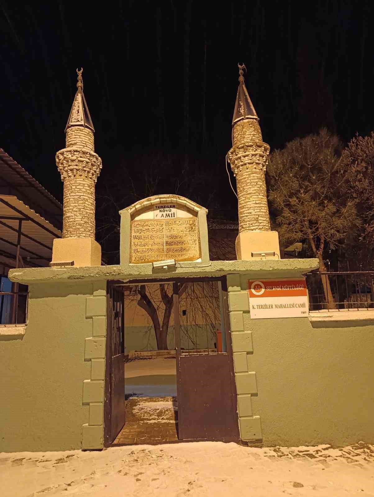 MANİSA'NIN SELENDİ İLÇESİNE BAĞLI YÜKSEK KESİMLERDE MEVSİMİN İLK YAR YAĞIŞI GERÇEKLEŞTİ. ETKİLİ...