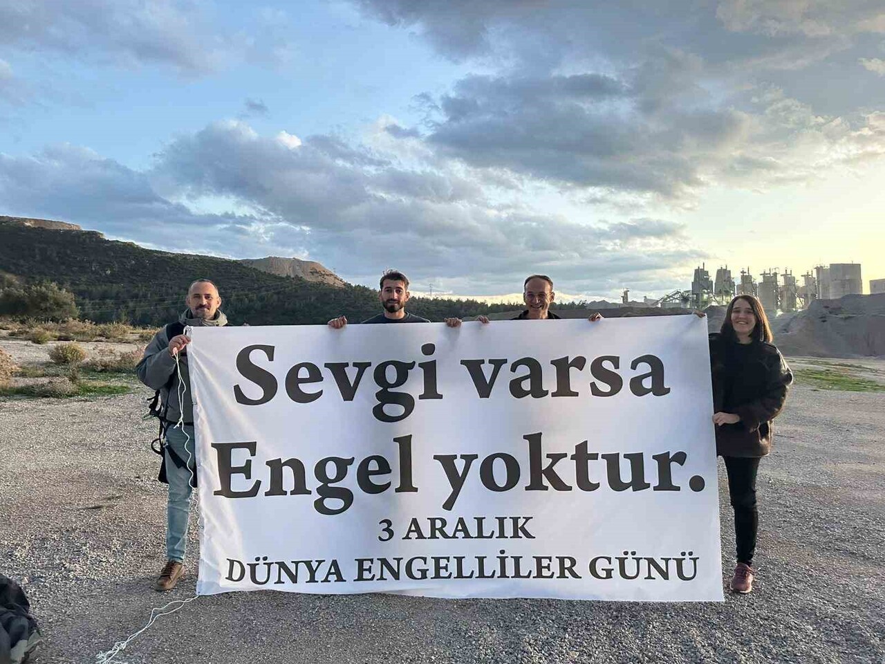 MANİSA'NIN SOMA İLÇESİNDE 3 ARALIK DÜNYA ENGELLİLER GÜNÜ KAPSAMINDA ÖĞRETMEN ABDULLAH YEŞİL VE...