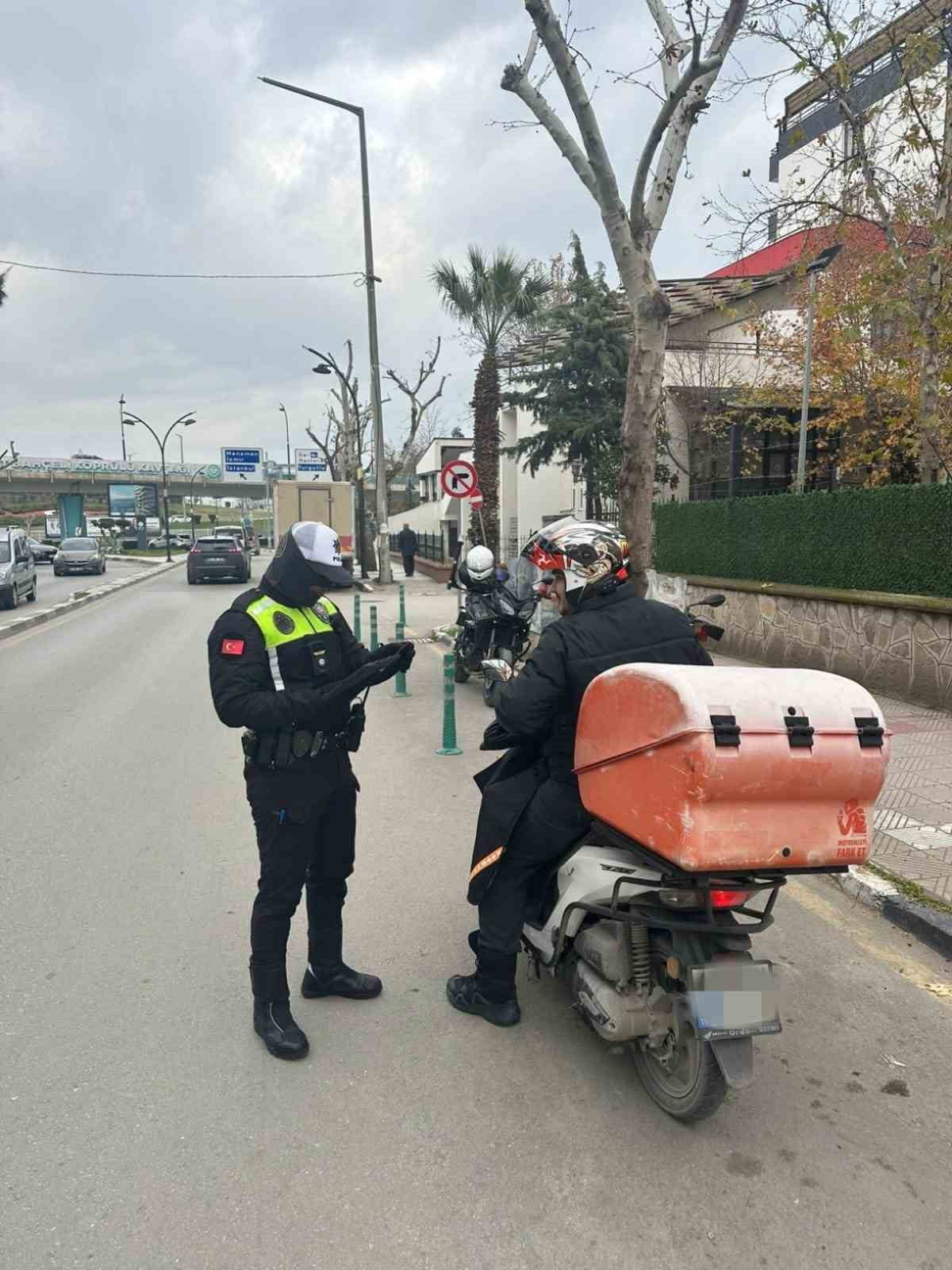 MANİSA’DA 3 GÜNDE YAPILAN MOTOSİKLET VE MOTORLU BİSİKLET DENETİMLERİNDE 594 SÜRÜCÜYE CEZA...